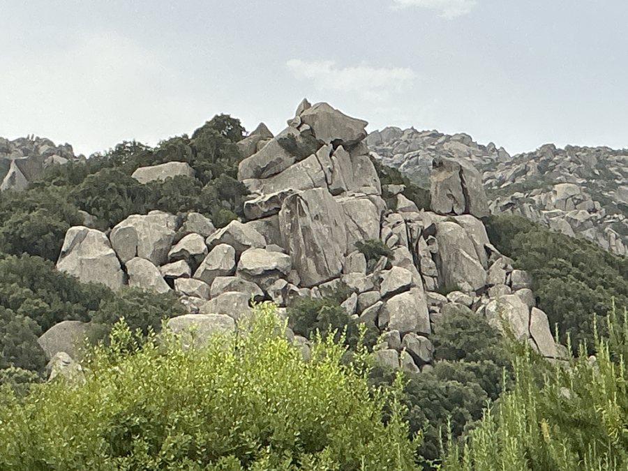 La copertina del libro: il monte di granito